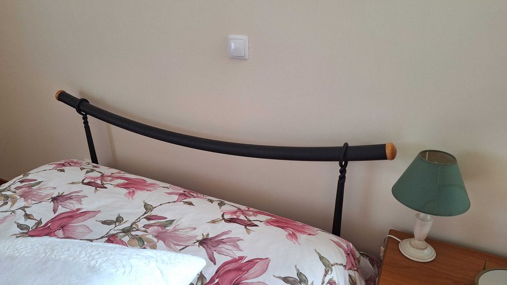 Cama de casal em metal