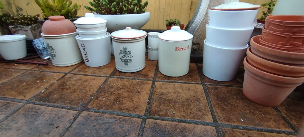 Vasos de barro e cerâmica