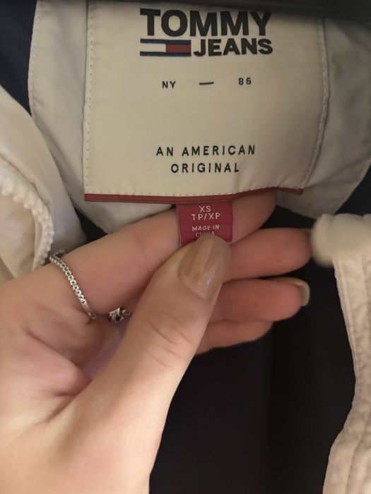 Демісезонна куртка фірми Tommy Hilfeger