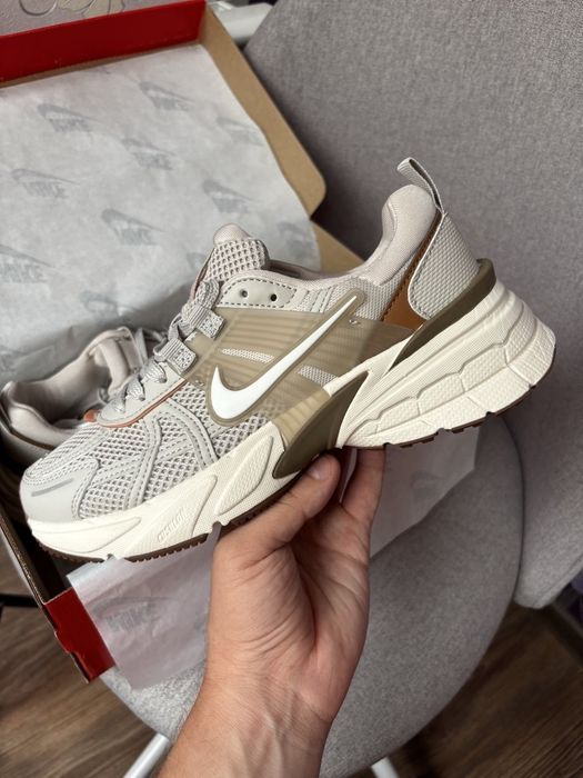Nike V2K Runtekk Grey Brown трендові жіночі кросівки найк в2к рантек