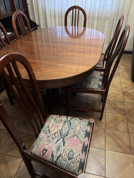 Mesa e cadeiras para 6 pessoas