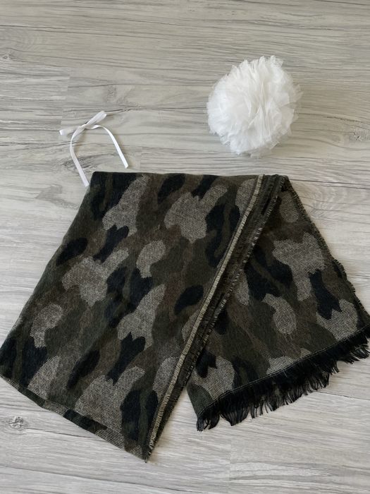 damski jesienny szal moro Stradivarius / szalik khaki damski na zimę