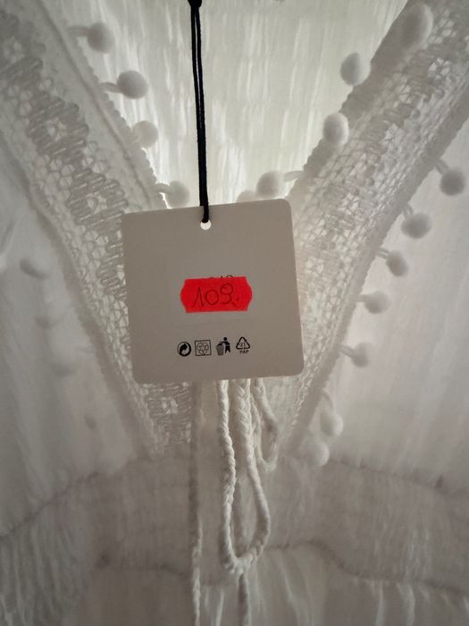 Biała sukienka boho