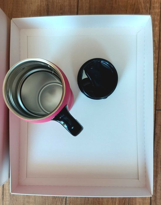 Termos wraz z kubkiem termicznym do kawy, herbaty