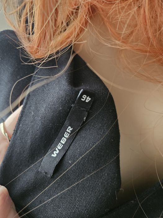 Czarna sukienka damska midi vintage z ozdobnymi guzikami – styl min