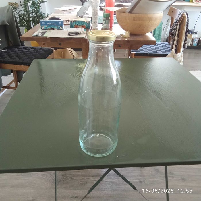 Vendo 25 garrafas em vidro novas, de 1 lt, com a tapa redonda metálica