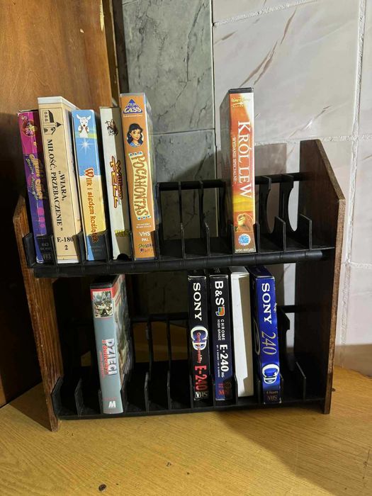 Stojak na VHS z plastikowymi przegródkami – drewniany, na 24 kasety