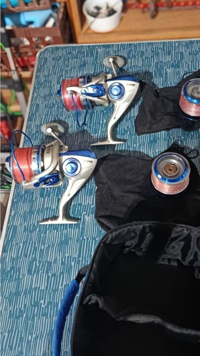 Canas pesca com carretos