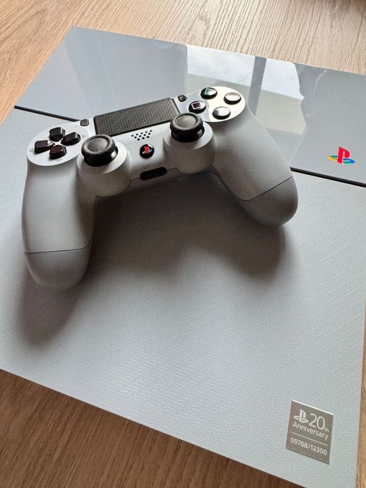 PlayStation 4 20º Aniversário Edição Limitada (rara foram produzidas apenas 12300 unidades no mundo)