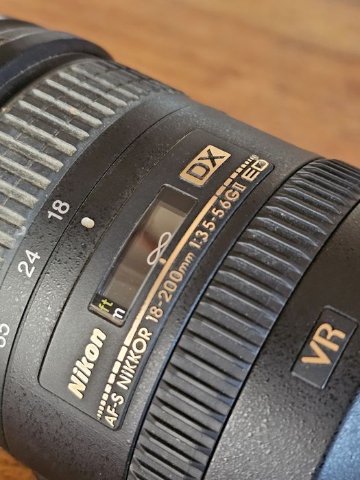 Esta é uma objetiva Nikon AF-S DX NIKKOR 18-200mm f/3.5-5.6G ED VR