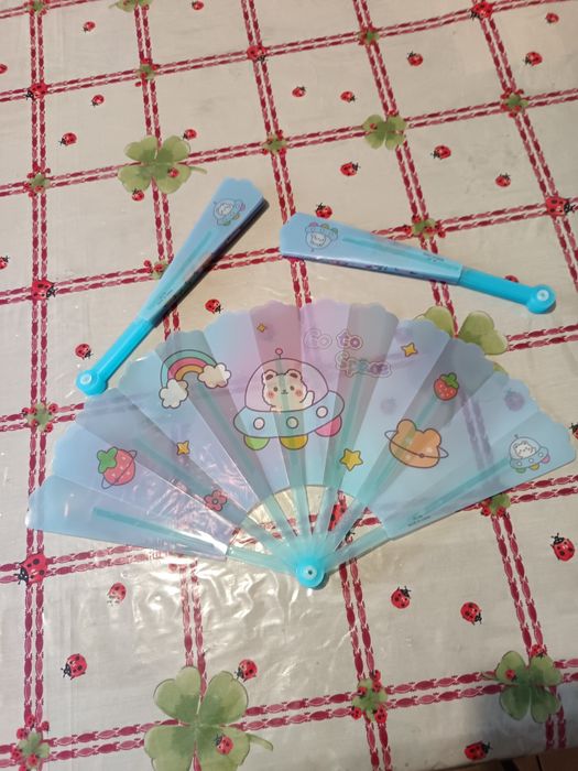 Conjunto de 3 leques novos, em plástico resistente e leves