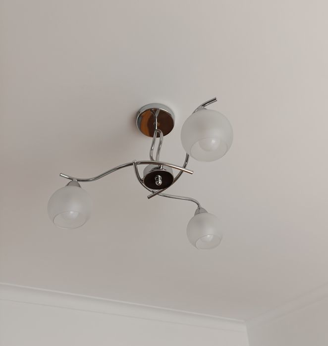 Vários candeeiros de teto