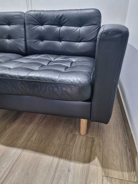 Sofá IKEA LANDSKRONA 2 Lugares (Pele Preta / Pés em Madeira) – Excelente Estado