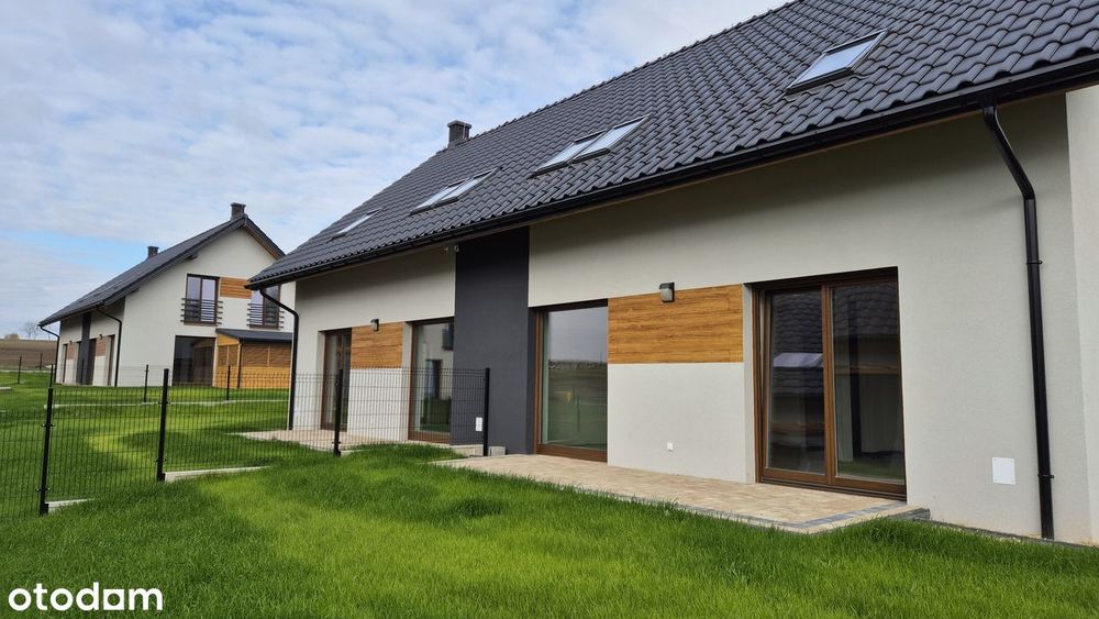 Dom z wiatą samochodową z osobnym wjazdem i dużym prywatnym ogrodem