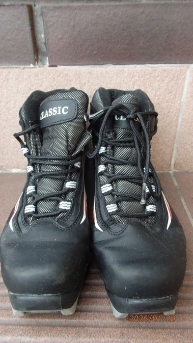Buty sportowe marki Classic rozmiar 37.