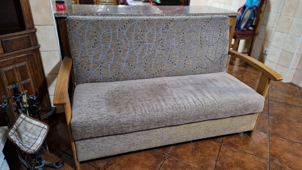 Sofá tecido e madeira