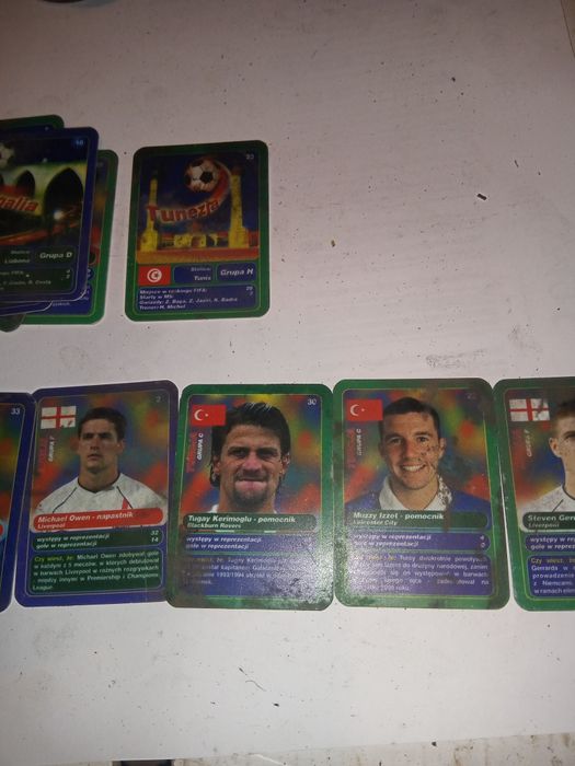 Karty z piłkarzami i pokemony