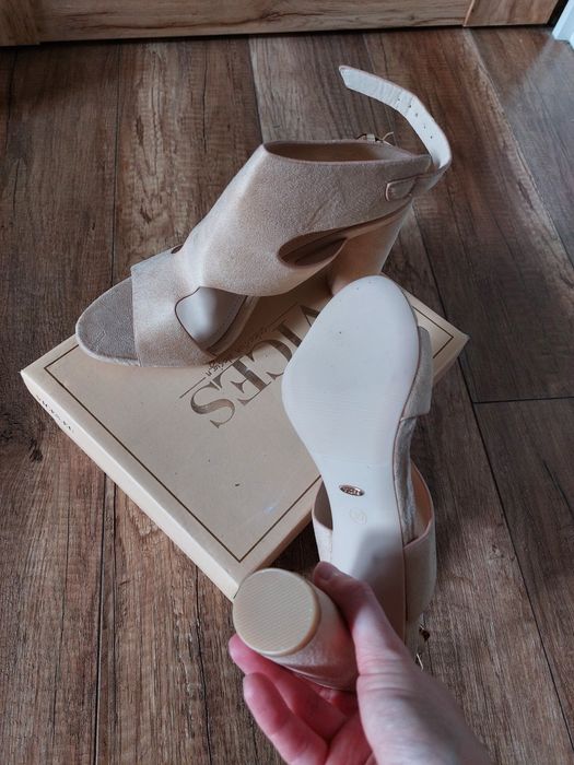 Beżowe sandały na słupku