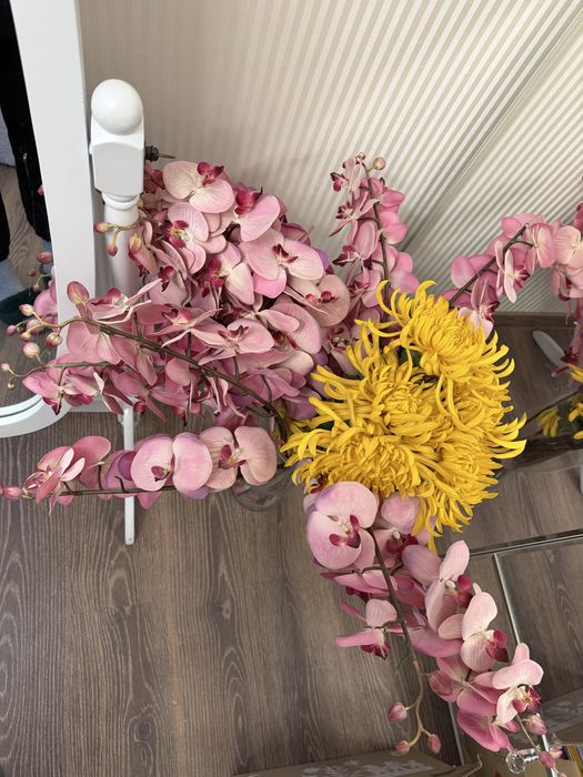 Штучні квіти орхідея та хризантема