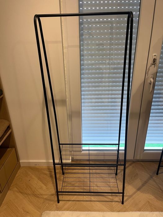 Charriot preto para pendurar e calçado