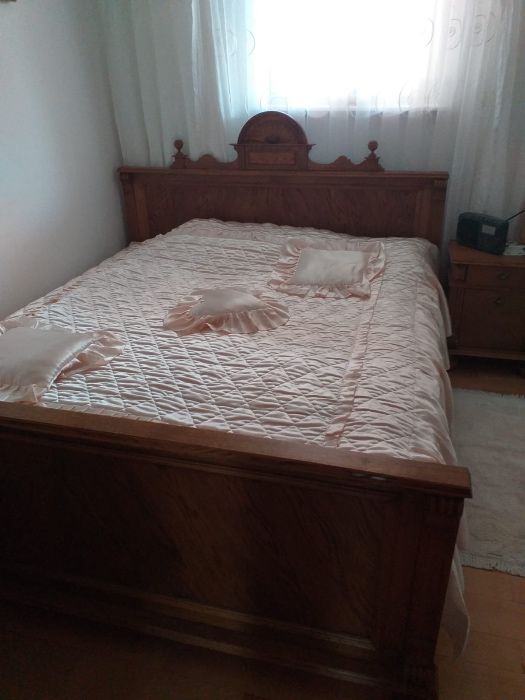 Stylizowane meble dębowe: łóżko, bieliźniarka, szafa, stoliki nocne
