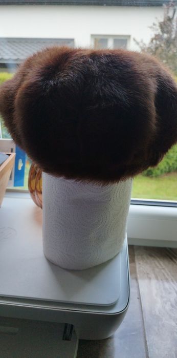 Brązowy beret z naturalnego futra