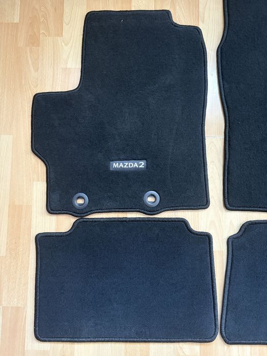 Oryginalne wycieraczki welurowe do samochodu MAZDA 2