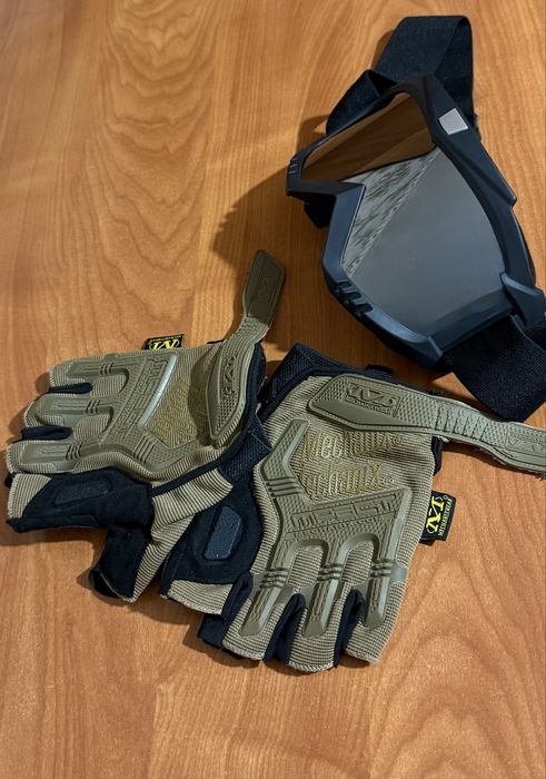 Мото шлем (кроссовый)