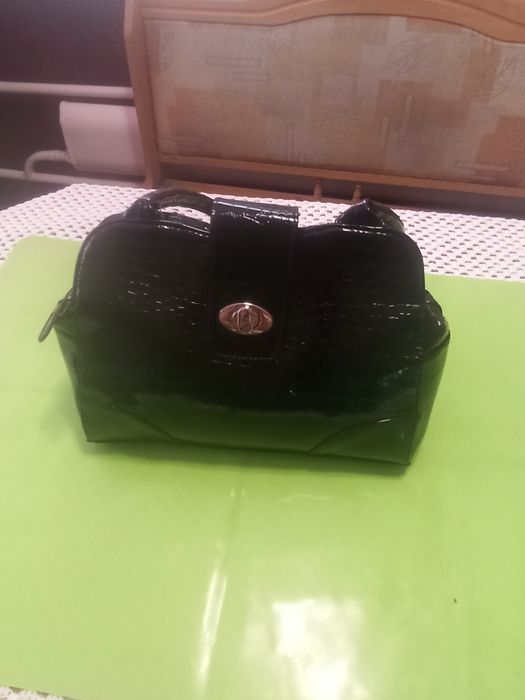 Интересная  сумка из лака