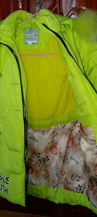 Верхній одяг на дівчинку