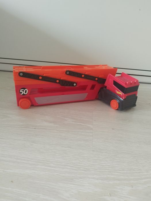 Garaż ,tory ,przyspieszacze,auto laweta, samochodziki