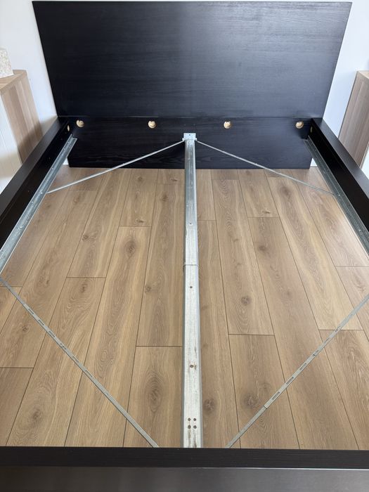 Estrutura de cama IKEA Malm com estrado