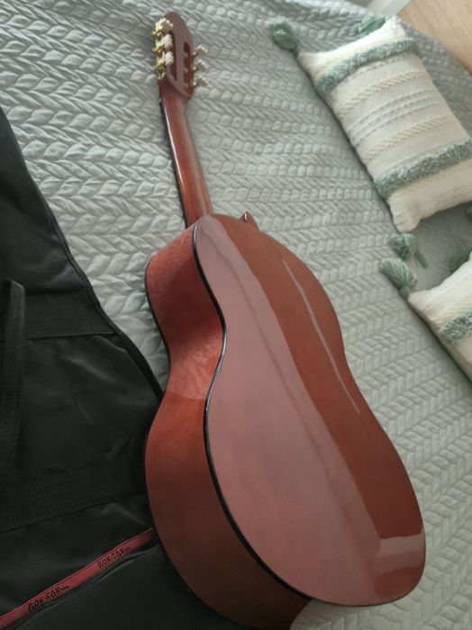 Guitarra acústica, nunca usada
