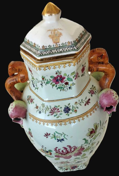 Pote com asas e tampa, em cerâmica da china, muito antigo