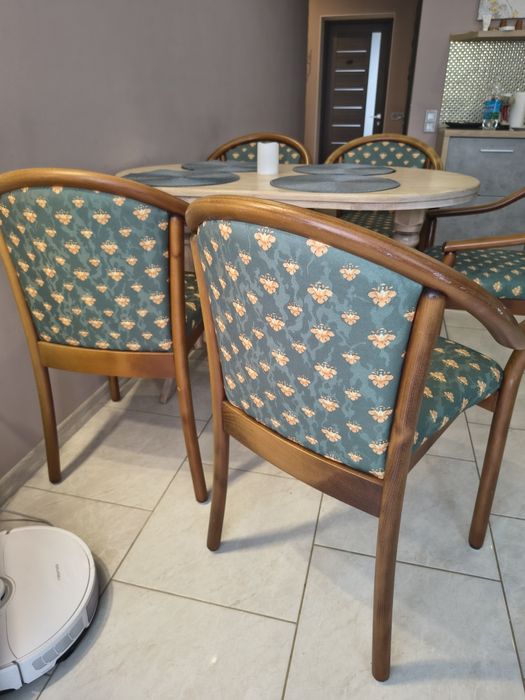 Продам дерев'яні стільці в ідеалі