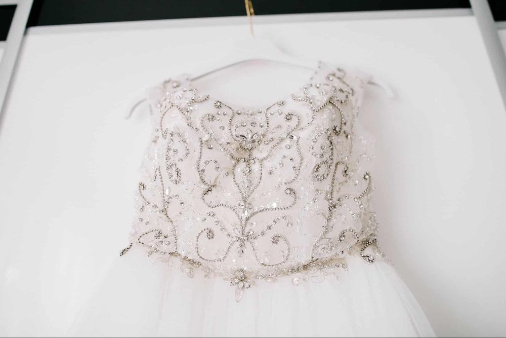 Suknia ślubna w stylu glamour, koło, poduszka na obrączki.