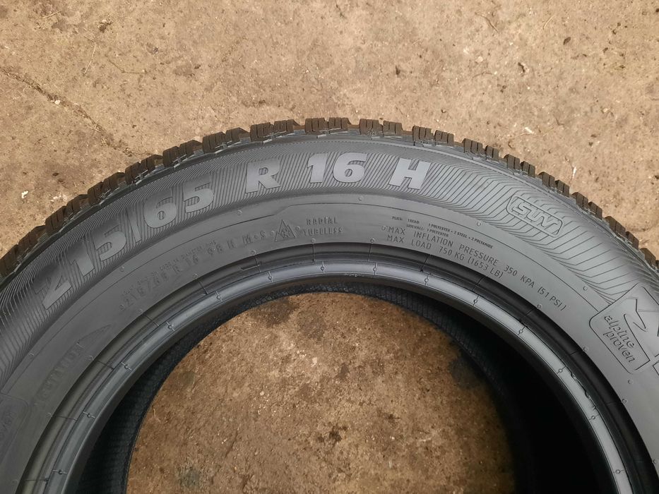 Opony zimowe klasy średniej SEMPERIT 215/65/16 ok. 7 mm 2020 r.