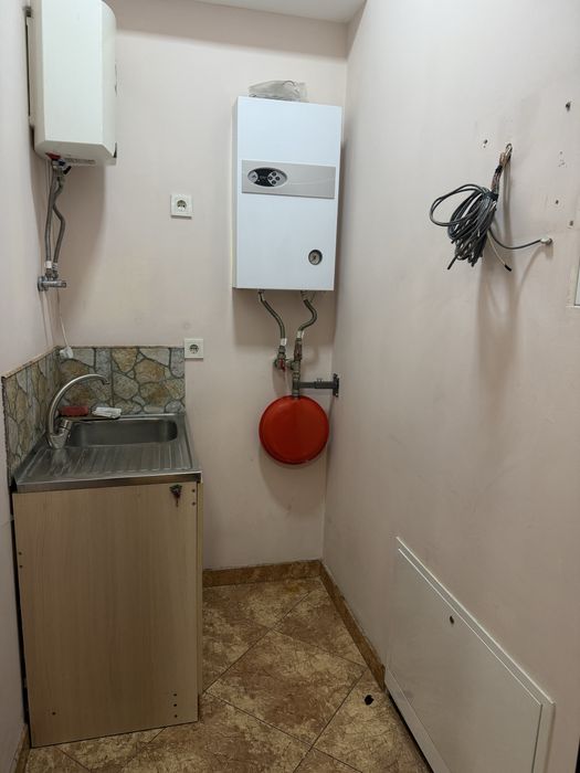 Продається  фасадне приміщення по вулиці Героів Майдану .