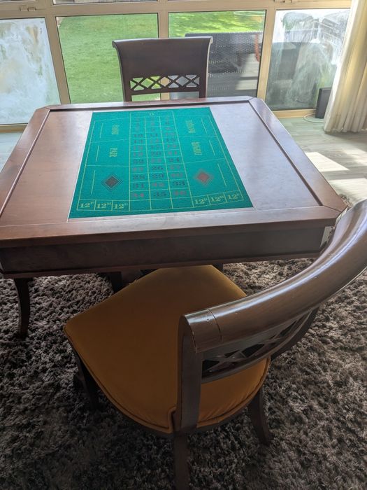 Mesa de jogo com cadeiras