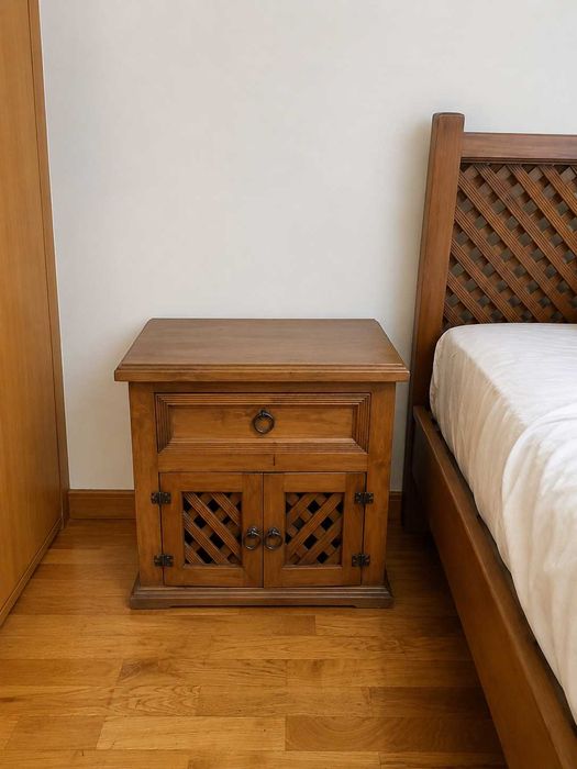 Cómoda para quarto em madeira maciça bom estado