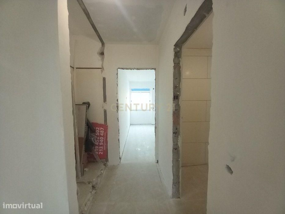 T2 Totalmente Remodelado no Carregado – Cozinha Equipada e Excelente A