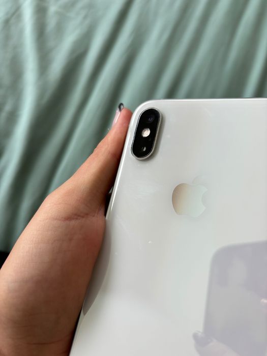 iPhone XS in excellent condition64738700094723122