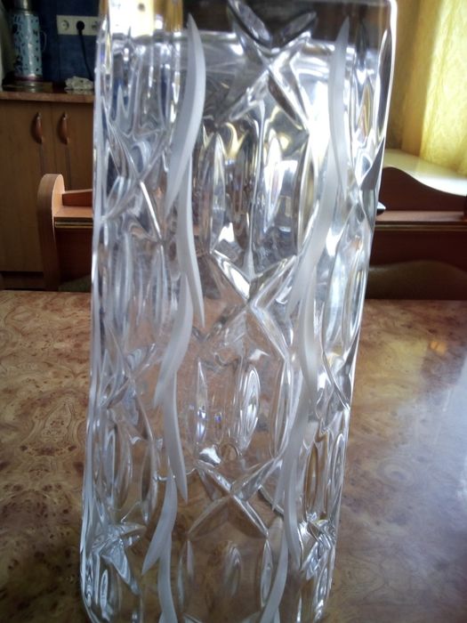 Вазы хрустальная и расписное стекло
