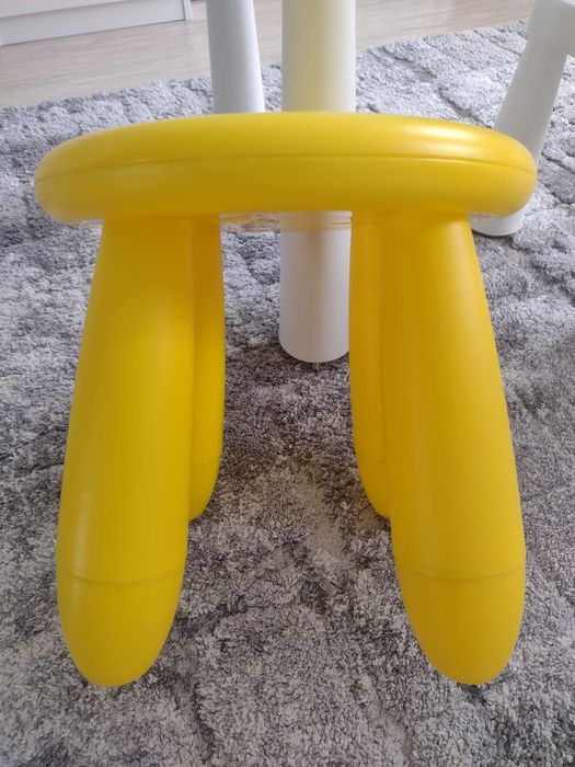 Zestaw MAMMUT IKEA biały, stolik + 2 krzesełka + taboret żółty