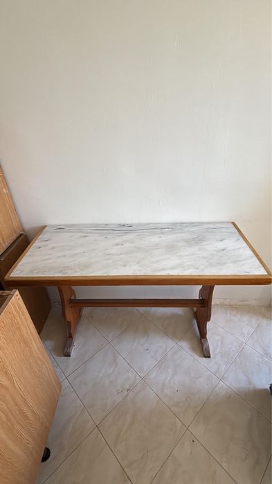 Mesa em pedra + 3 cadeiras