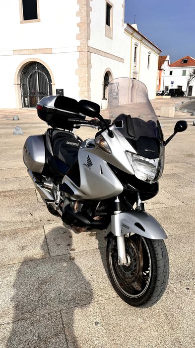Honda Deauville NT700 procura novas aventuras