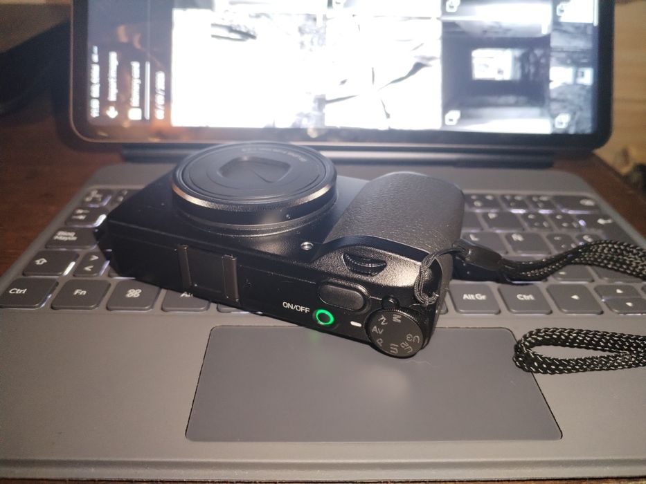RICOH GR iiix...