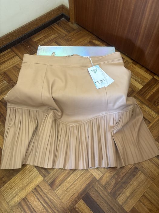 Saia pele nude Guess forrada com plissado