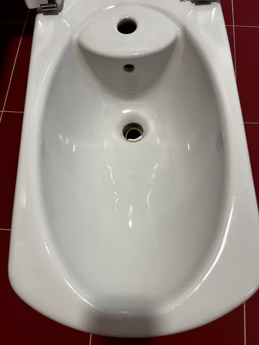 Bidé Suspenso da marca Roca  com tampa  -  branco  Como Novo