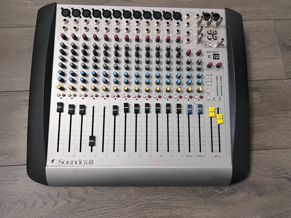 микшерный пульт Soundcraft Spirit E12.